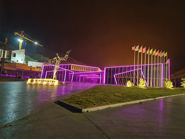 城市亮化是现代城市建设的重要组成部分，它不仅可以美化城市的夜景，还能提升城市的整体形象。随着科技的不断进步，城市亮化也得到了更多的关注和创新。本文将介绍一些关于城市亮化的创意和技术，帮助读者了解洛浦城市亮化的重要性以及如何进行洛浦城市亮化的规划和实施。